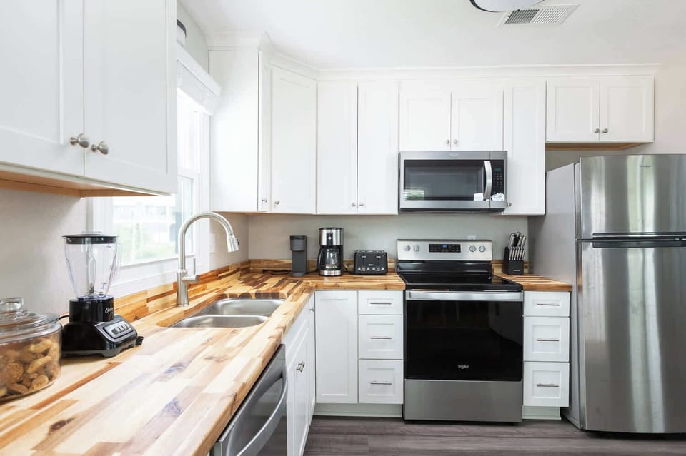 Fully Equipped Kitchen with a Refrigerator, Stove, Oven, Microwave, Dishwasher and Coffee Maker