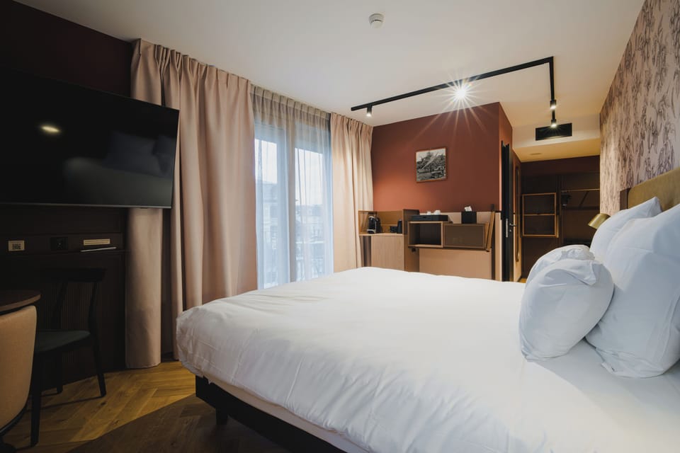 Deluxe Double Room, Balcony, Park View | Laptop workspace, free WiFi