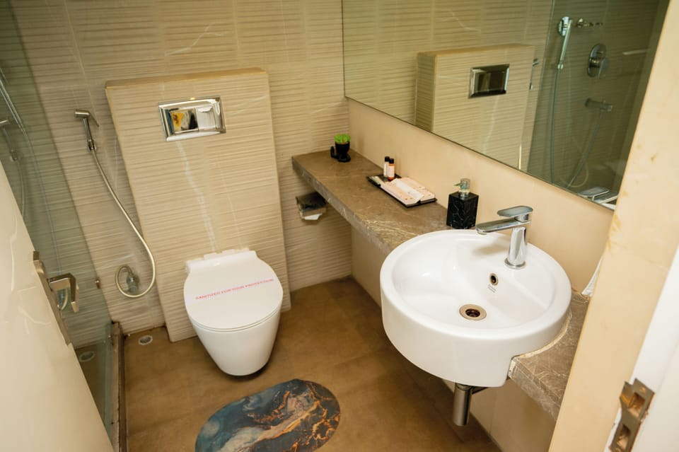 Presidential Suite | Bathroom | Shower, hair dryer, towels, soap