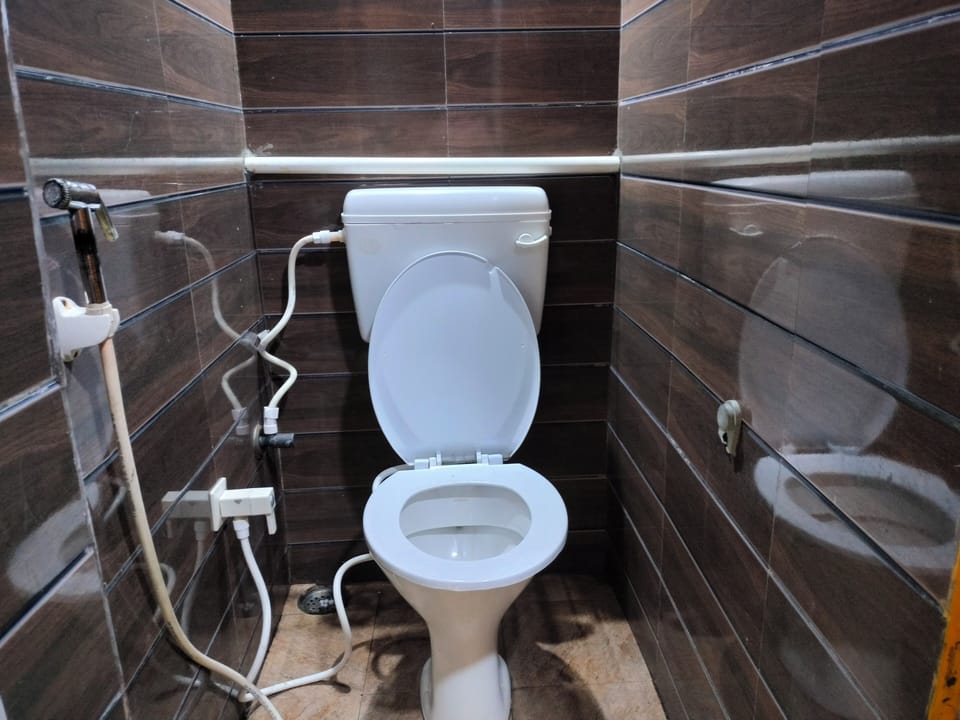 Standard Room | Bathroom | Shower, free toiletries, slippers, bidet