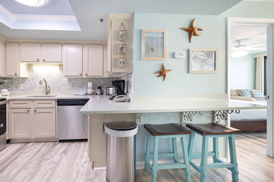 Condo, 2 Bedrooms | Private kitchen | Fridge, oven, coffee/tea maker