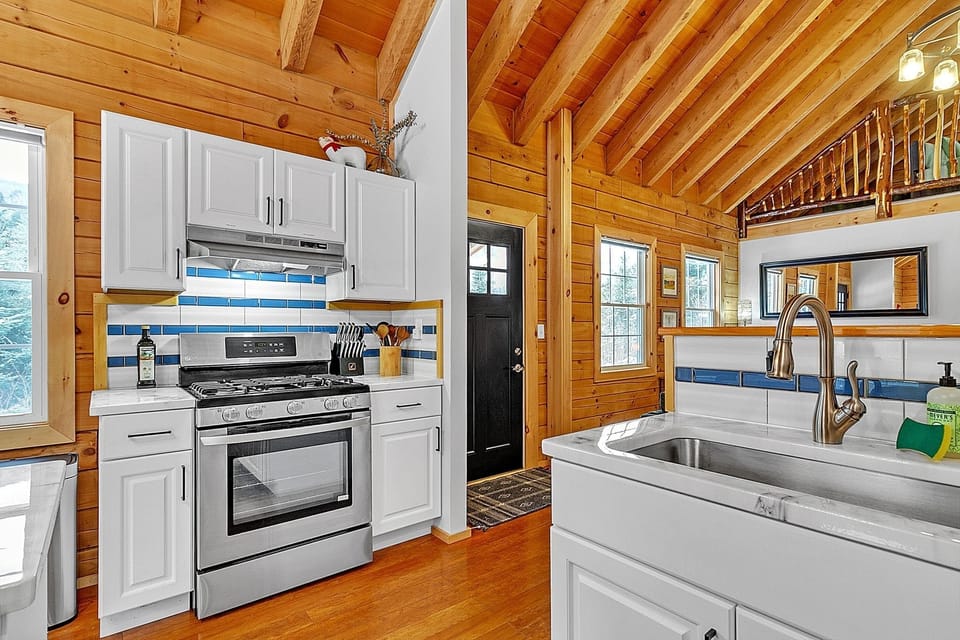 Cabin, 3 Bedrooms | Private kitchen | Coffee/tea maker, fridge, oven, electric kettle