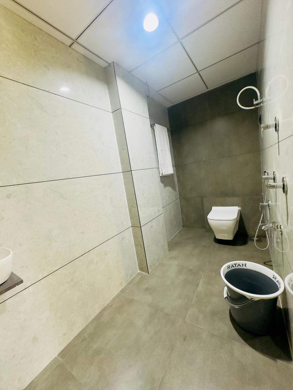Deluxe Double or Twin Room | Bathroom | Separate tub and shower, towels, soap, shampoo