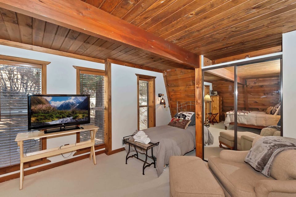 House, Multiple Beds, Hot Tub, Mountain View (Yosemite Pines Cabin) | 2 bedrooms, individually decorated, individually furnished, bed sheets