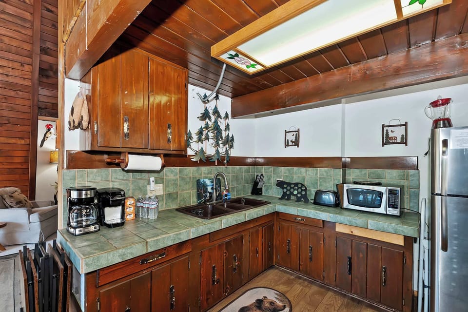 House, Multiple Beds, Hot Tub, Mountain View (Yosemite Pines Cabin) | Private kitchen | Fridge, microwave