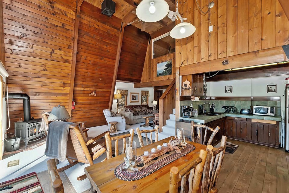 House, Multiple Beds, Hot Tub, Mountain View (Yosemite Pines Cabin) | Interior
