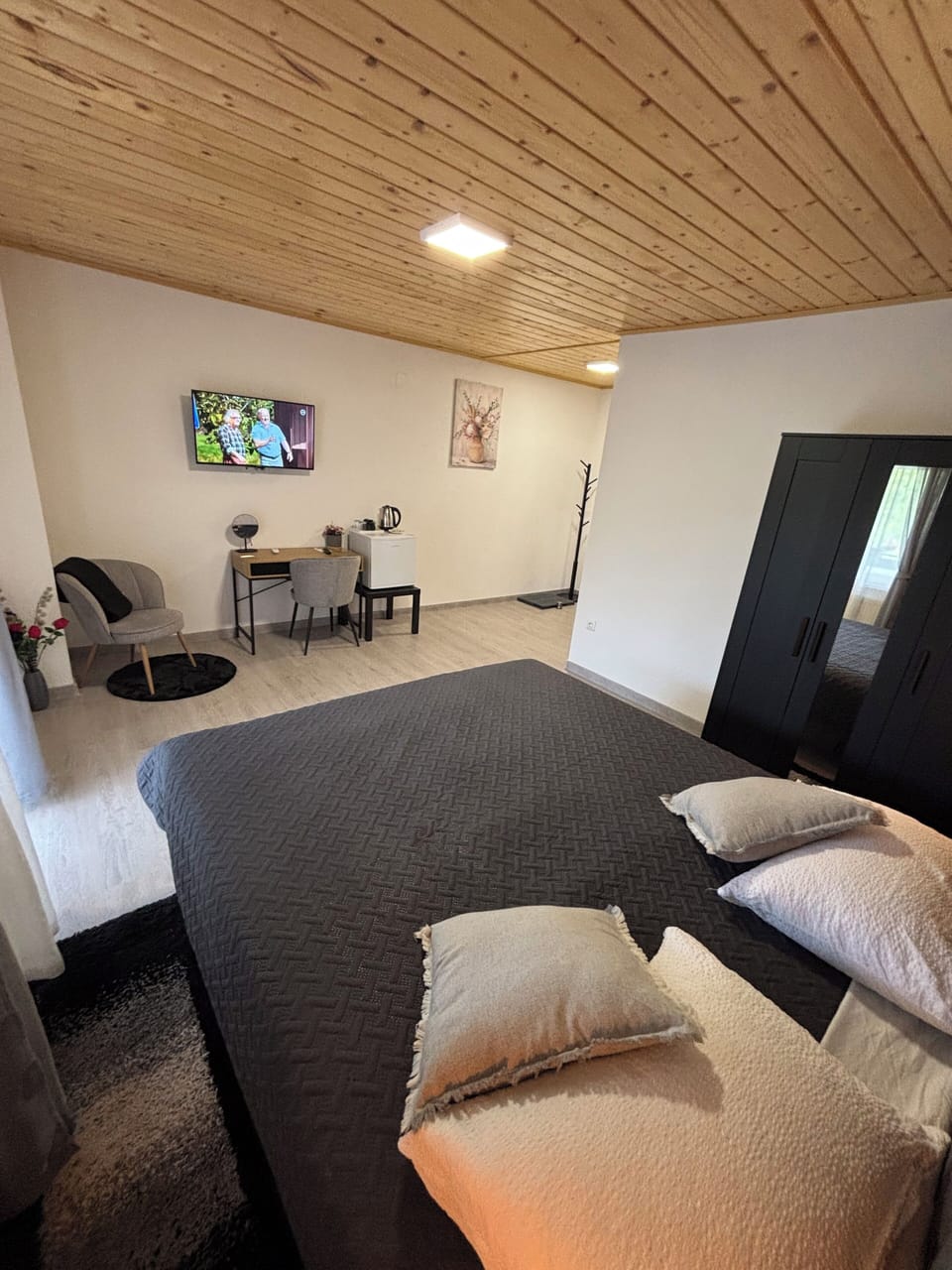 Deluxe Double room with King size bed, Garden View (1) | In-room safe, blackout drapes, soundproofing, free WiFi