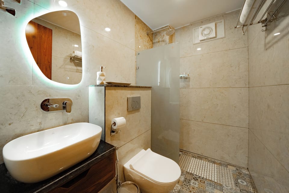 Shower, free toiletries, towels, shampoo