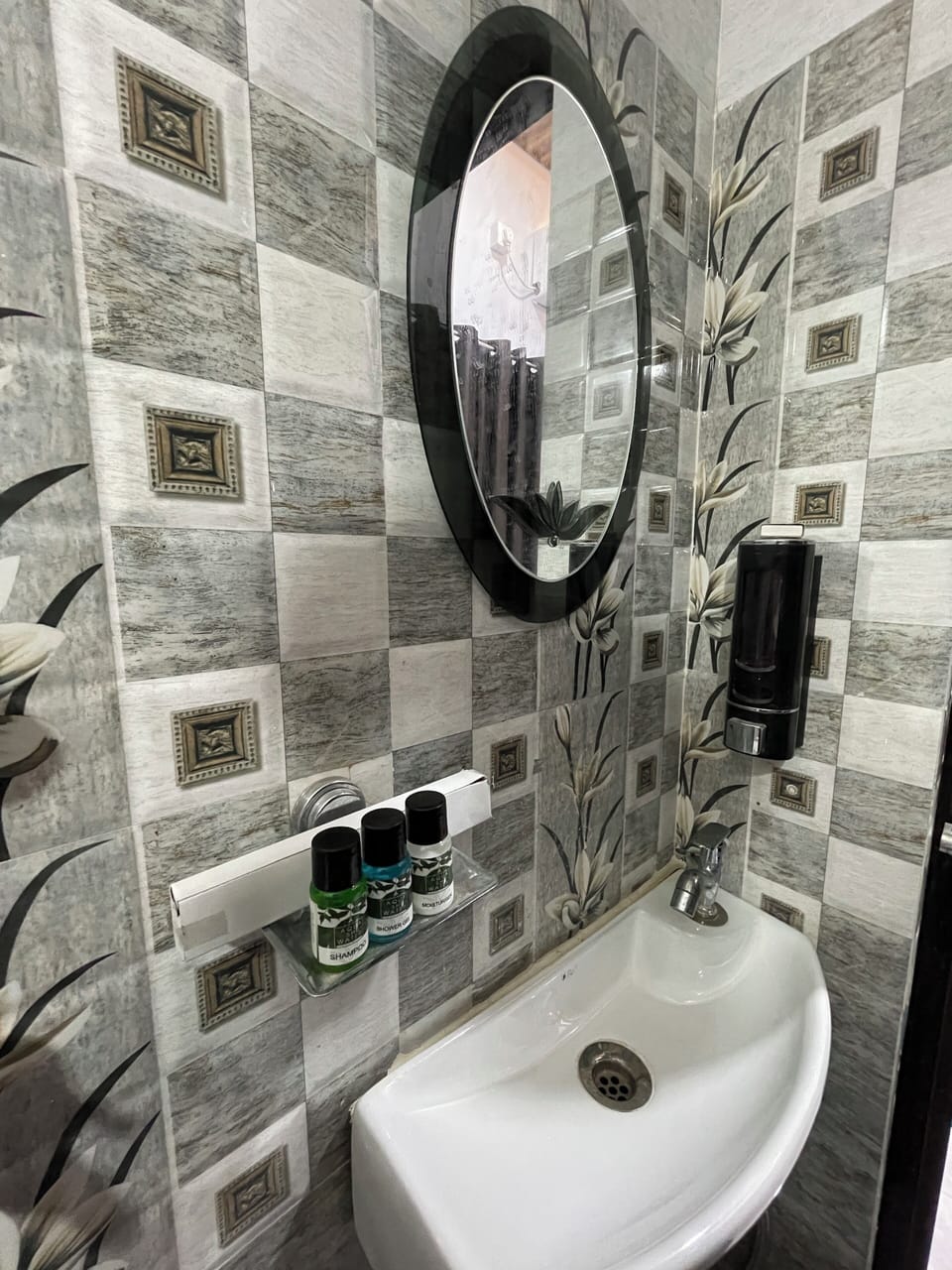 Deluxe Room, 1 King Bed, Air conditioning | Bathroom