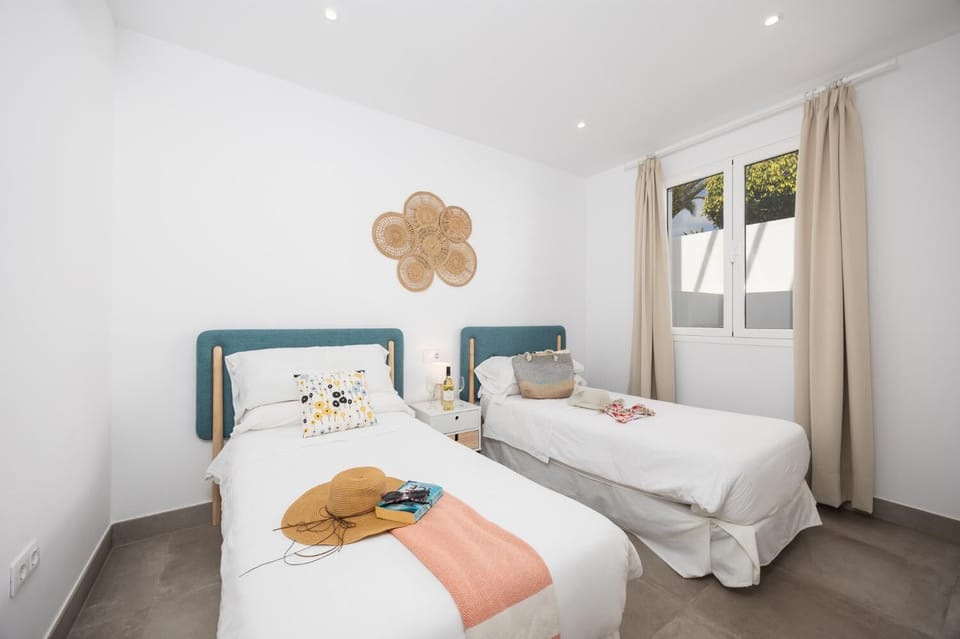 Twin bedroom with A/C