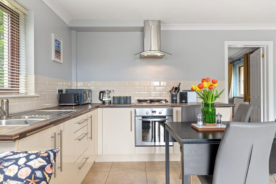 Cosy Retreat, Close to Village and Beach