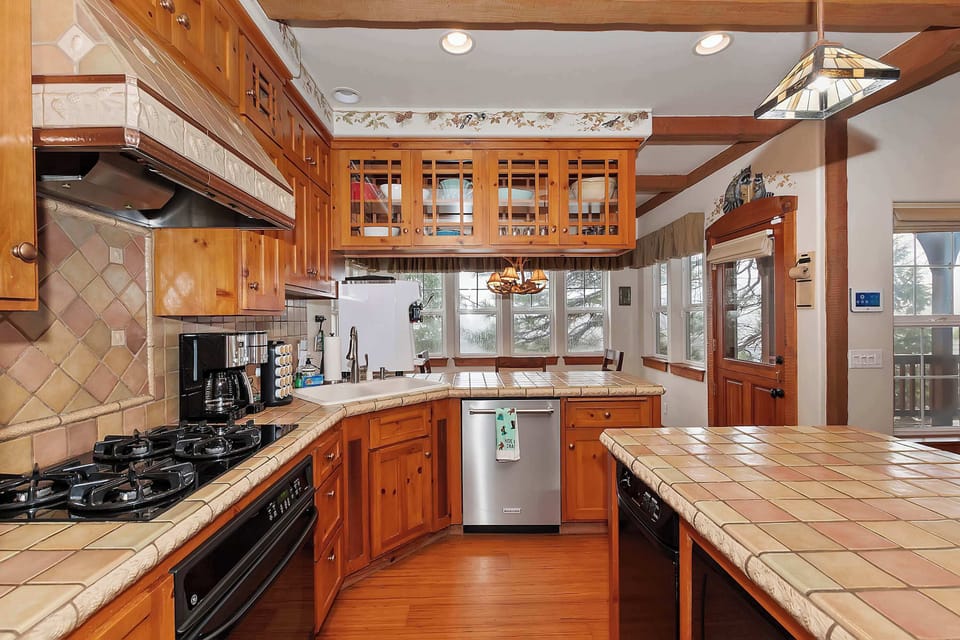 House, Multiple Beds, Patio, Mountain View (Matterhorn Peak Lodge) | Private kitchen | Fridge, microwave, coffee/tea maker