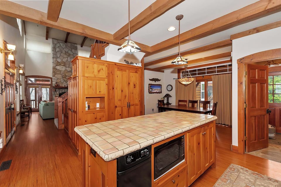 House, Multiple Beds, Patio, Mountain View (Matterhorn Peak Lodge) | Interior