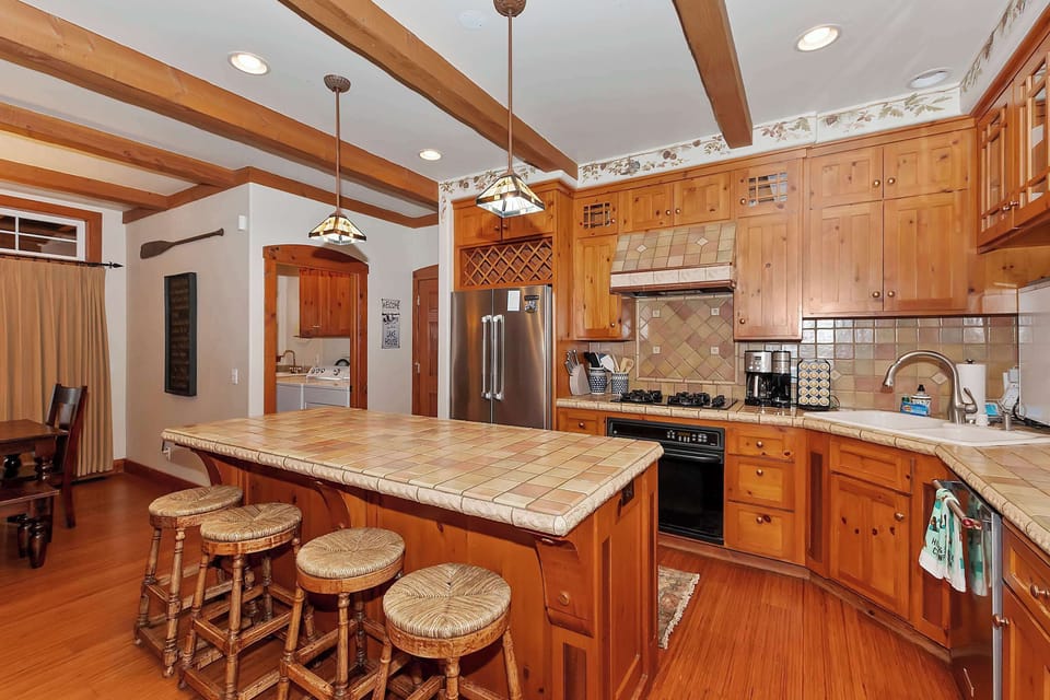 House, Multiple Beds, Patio, Mountain View (Matterhorn Peak Lodge) | Private kitchen | Fridge, microwave, coffee/tea maker