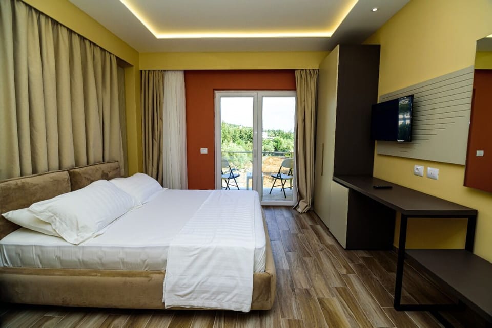Comfort Triple Room, Balcony, Garden View | Minibar, free WiFi