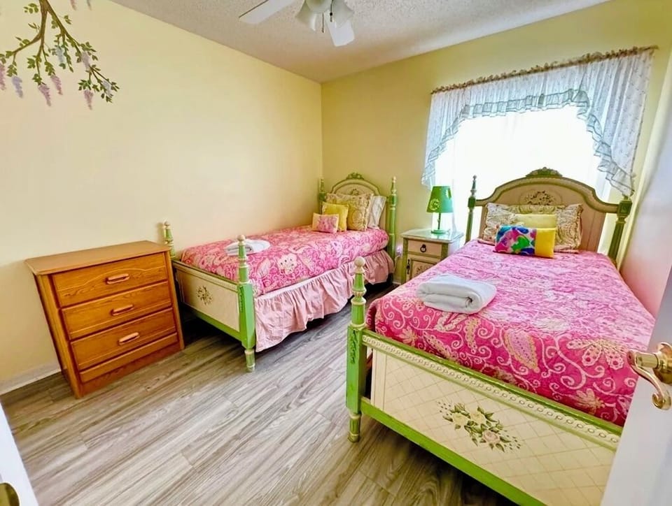Bedroom 4: Twin beds