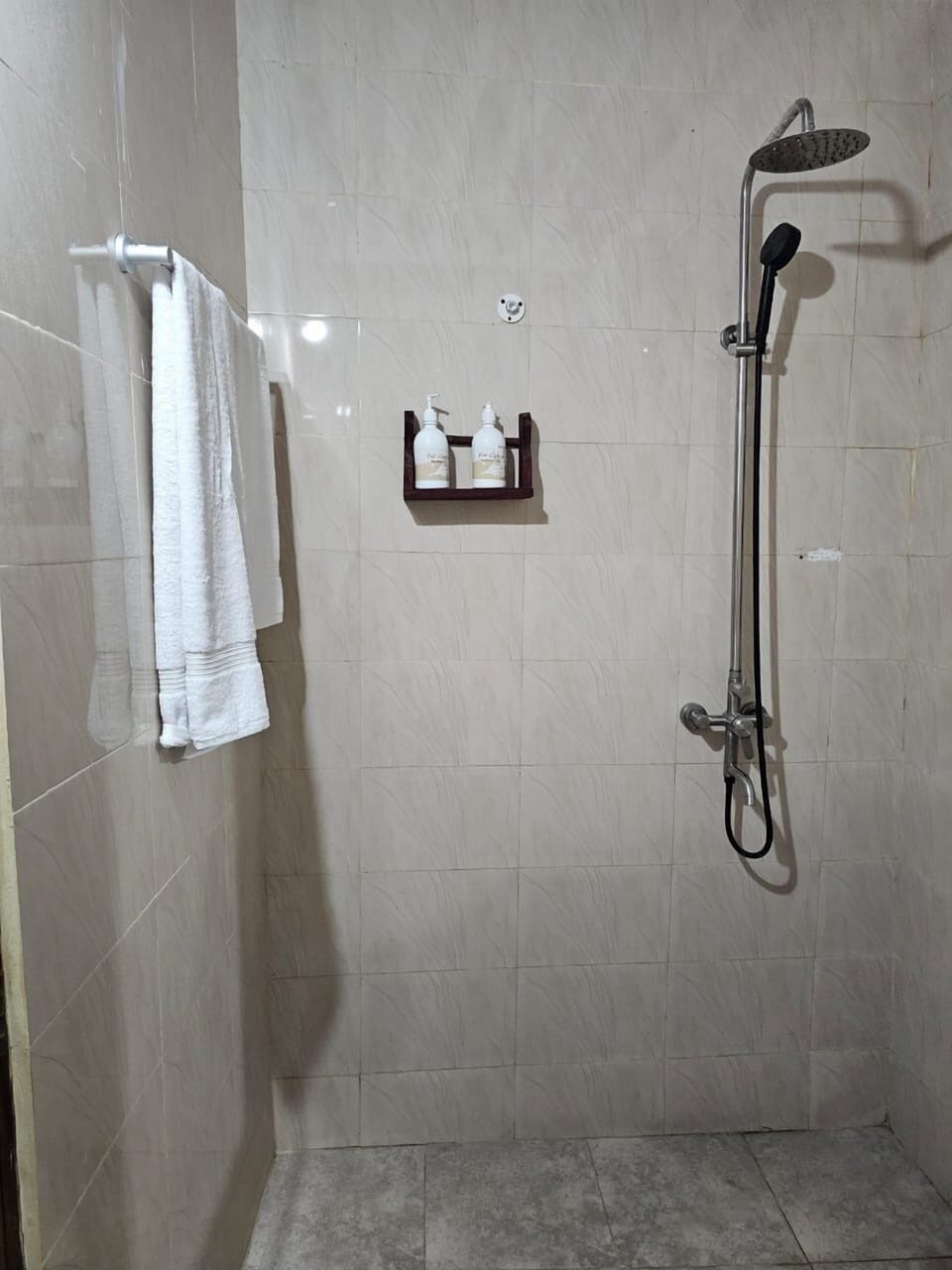 Double Room | Bathroom | Shower, towels, soap, shampoo