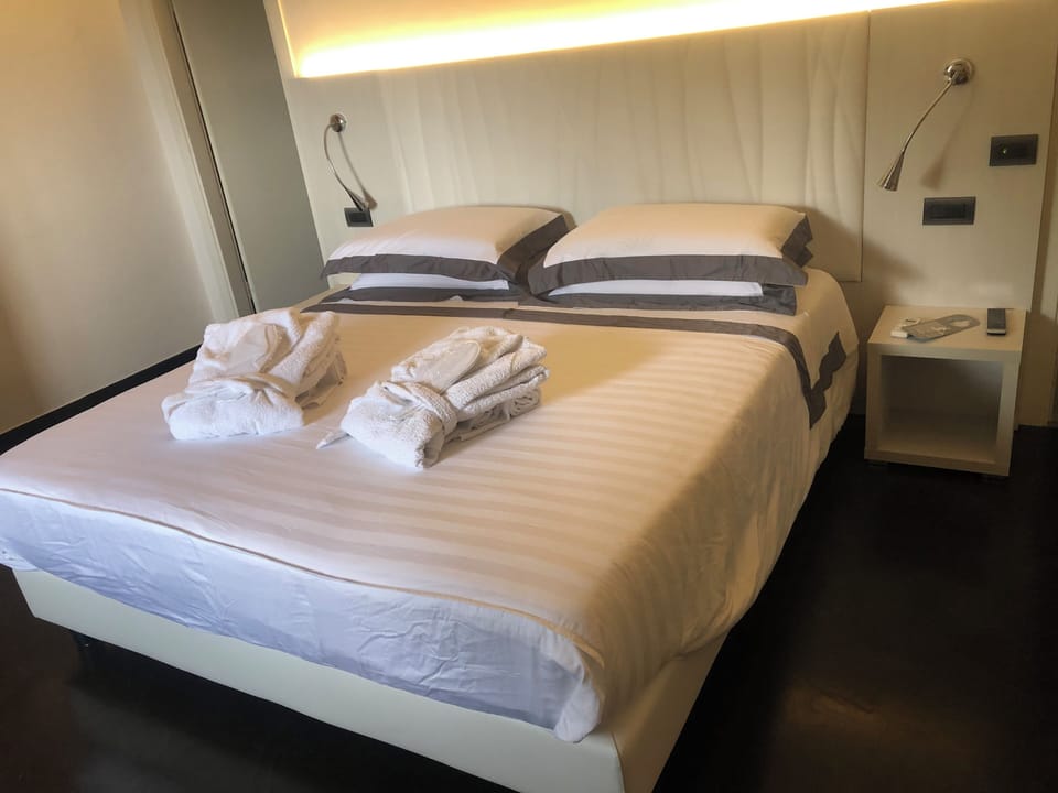 Luxury Studio Suite, Vineyard View | In-room safe
