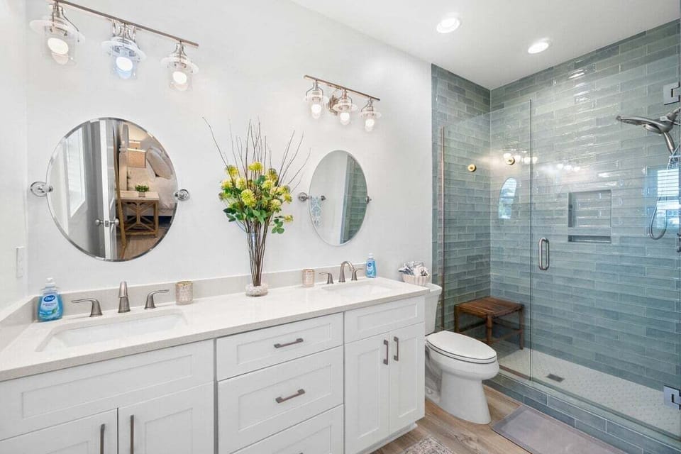 A step‑in shower completes the room with comfort and convenience.