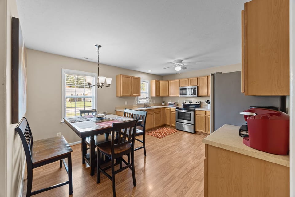 Fully Equipped Eat In Kitchen, Table Expands to seat 8, Dishwasher 