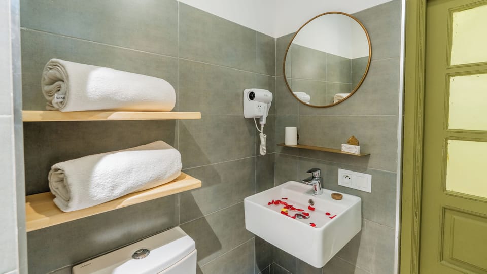 Deluxe Double or Twin Room, Courtyard View | Premium bedding, in-room safe, iron/ironing board, free WiFi
