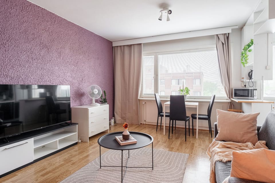 Apartment, Pets Allowed, City View | Living area | 40-inch flat-screen TV with cable channels