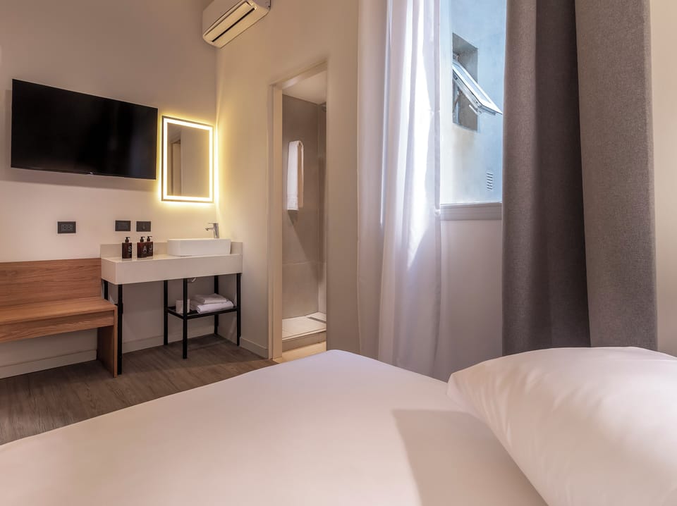 Classic Single Room | In-room safe, desk, free WiFi