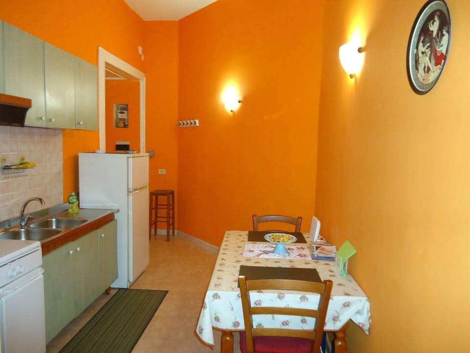 Apartment, 1 Bedroom | Dining room