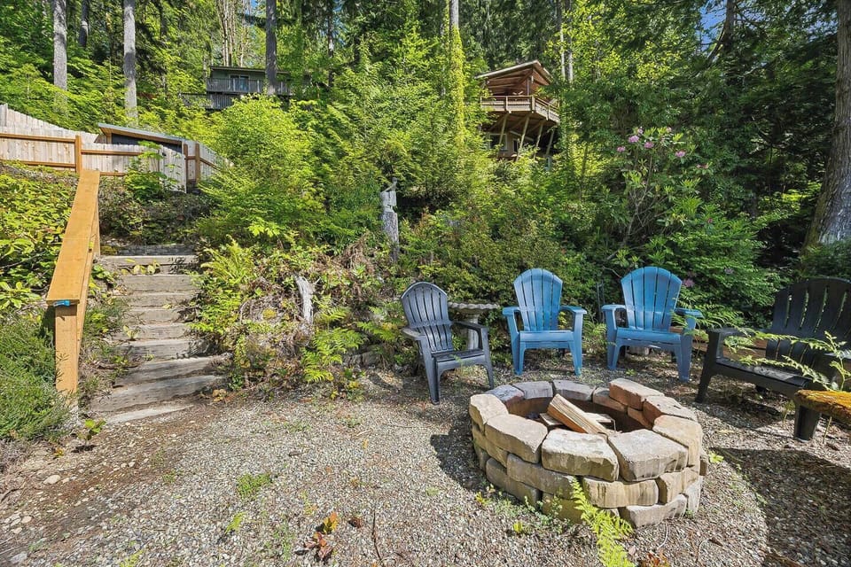 Enjoy the lakeside firepit for evening conversations (Mind all burn bans).