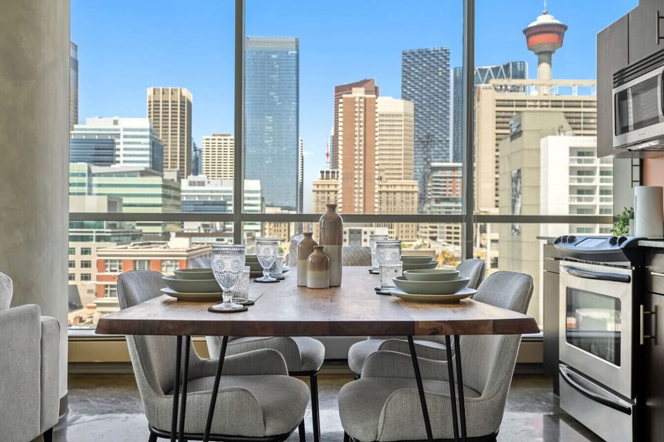 Dining area for 4 with views of the Calgary Tower.