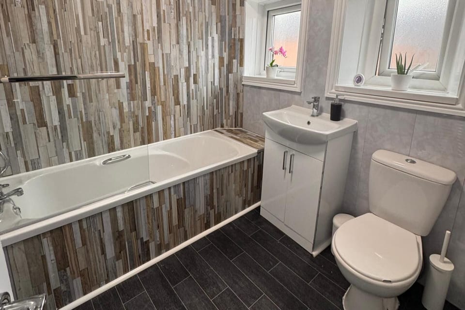 Combined shower/tub, deep soaking tub, hair dryer, towels