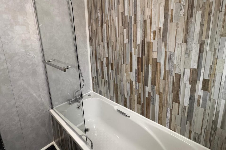 Combined shower/tub, deep soaking tub, hair dryer, towels