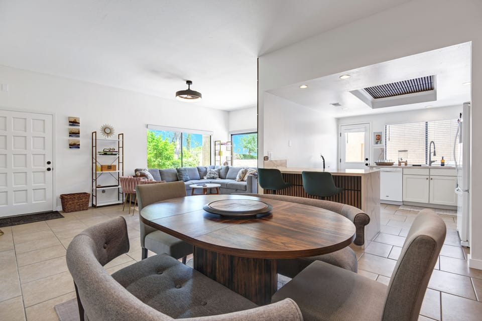 Dining room. Seats 6
