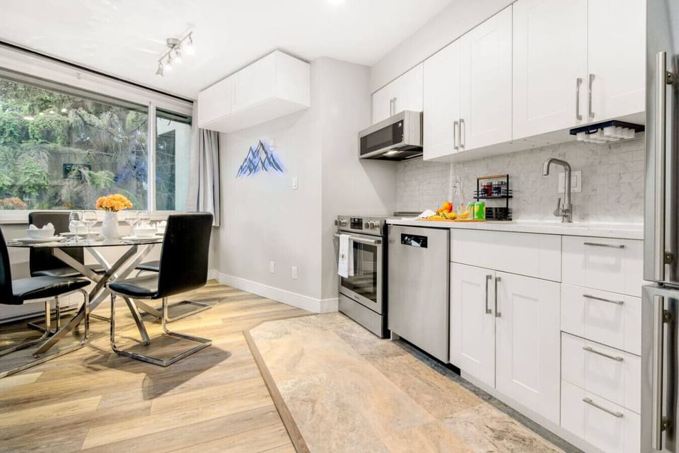 Fully equipped kitchen with dishwasher and dining space for four.