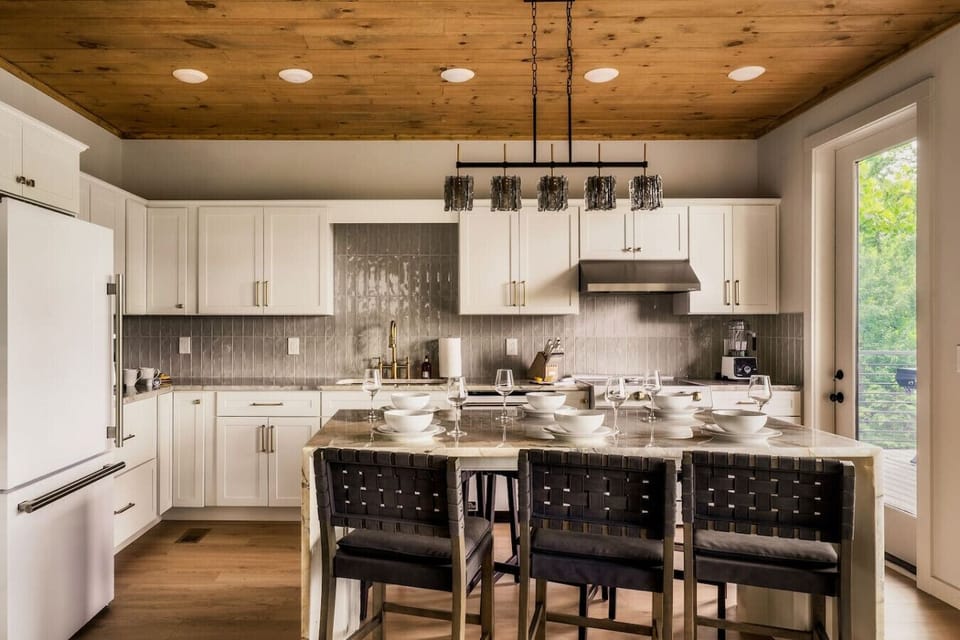 Stunning fully stocked kitchen!