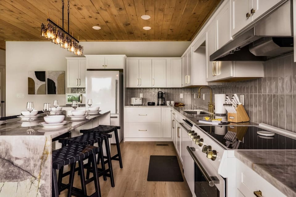 The kitchen has everything you could need in order to cook meals!