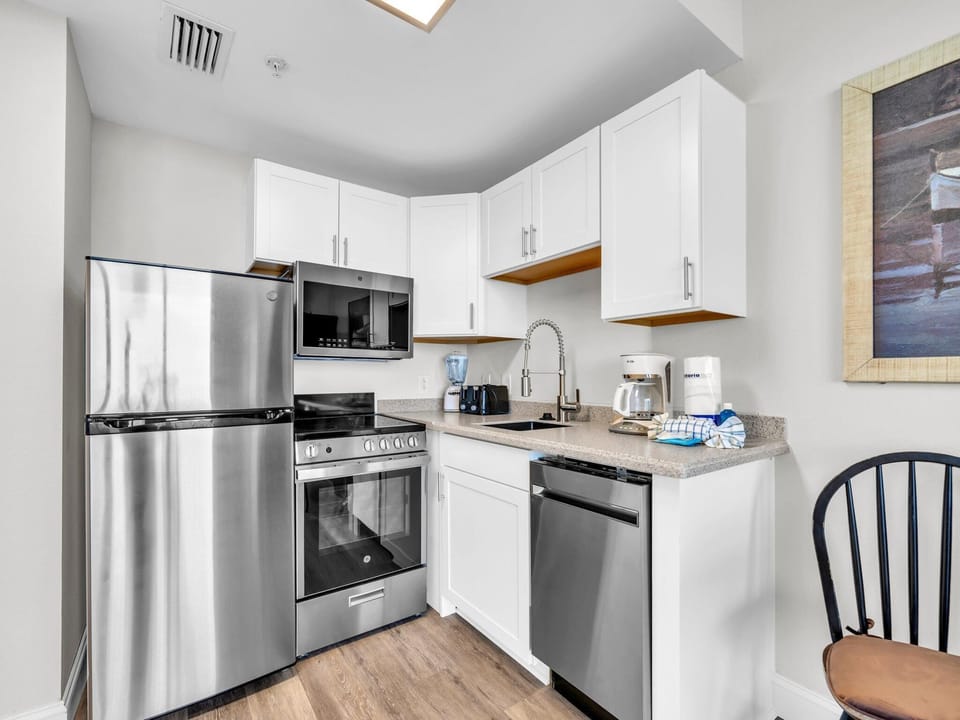 Studio, 1 King Bed (Majestic Beach Towers 1-1909) | Private kitchen | Oven, toaster, cookware/dishes/utensils