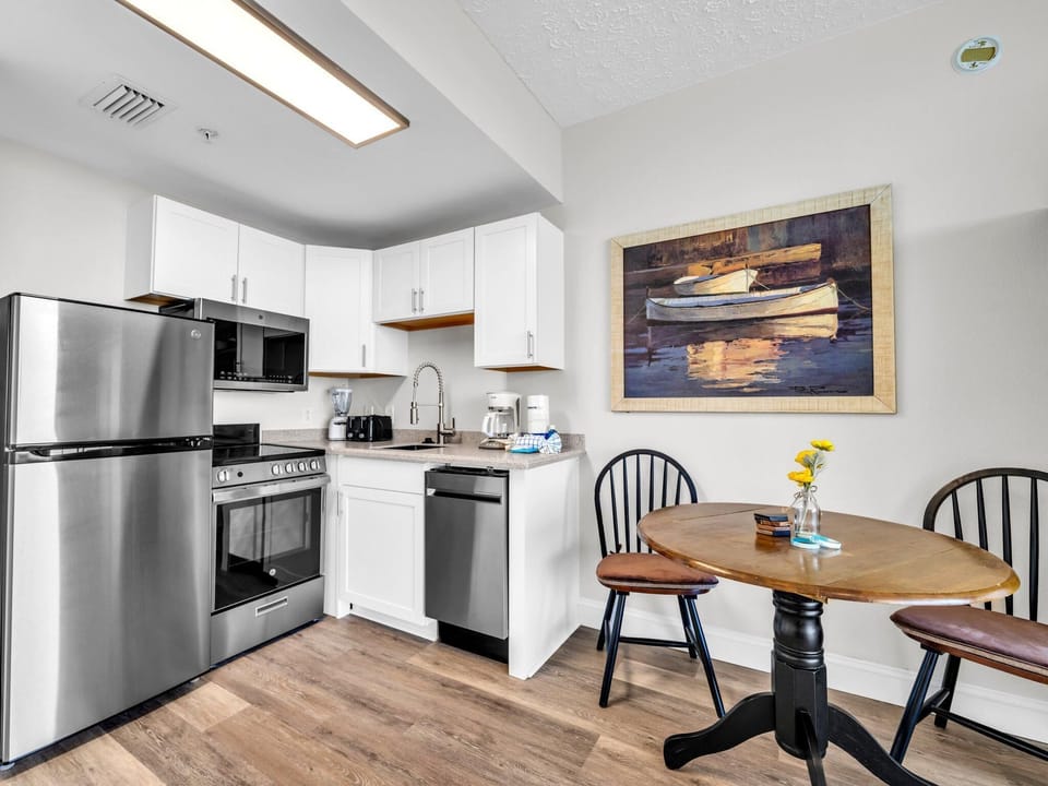 Studio, 1 King Bed (Majestic Beach Towers 1-1909) | Private kitchen | Oven, toaster, cookware/dishes/utensils