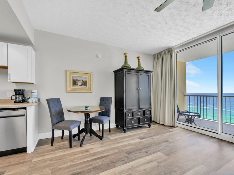 Studio, 1 King Bed (Majestic Beach Towers 1-1509) | Dining