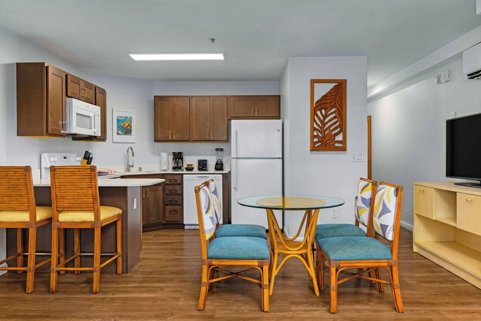 Suite, 1 Bedroom, Non Smoking | Living room | 32-inch LED TV with cable channels