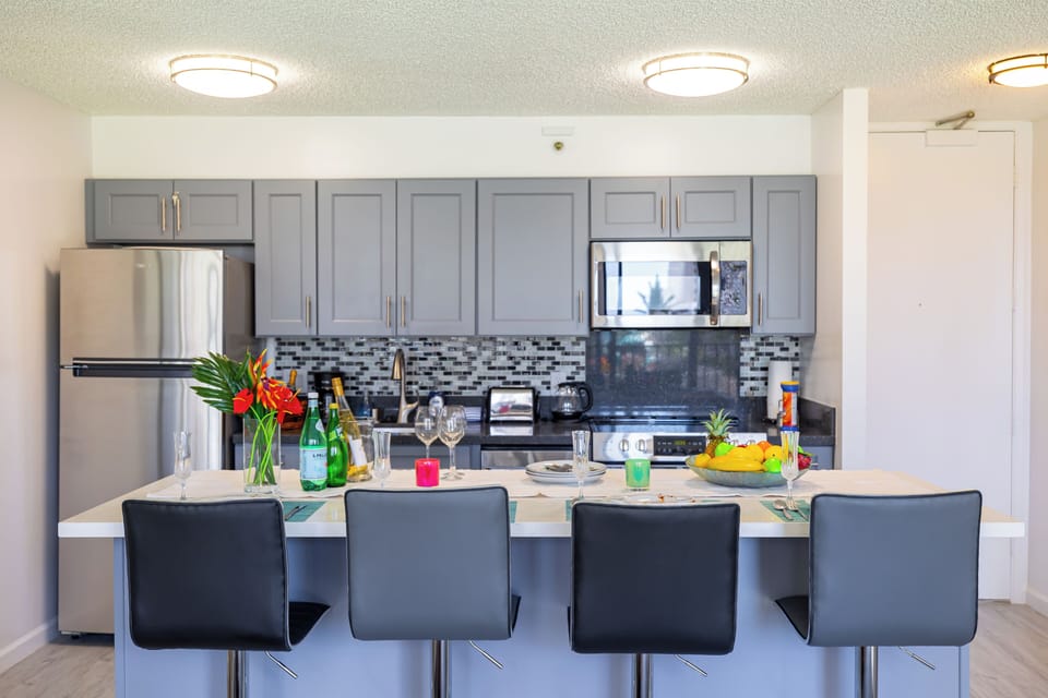 Comfort Condo, 1 King Bed with Sofa bed, Balcony (0112) | In-room dining