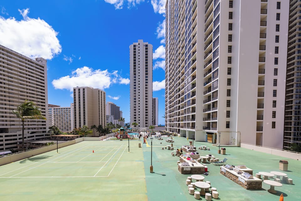 Waikiki Banyan Condo w/ King Bed & Parking, Near Beach Apartment in Honolulu