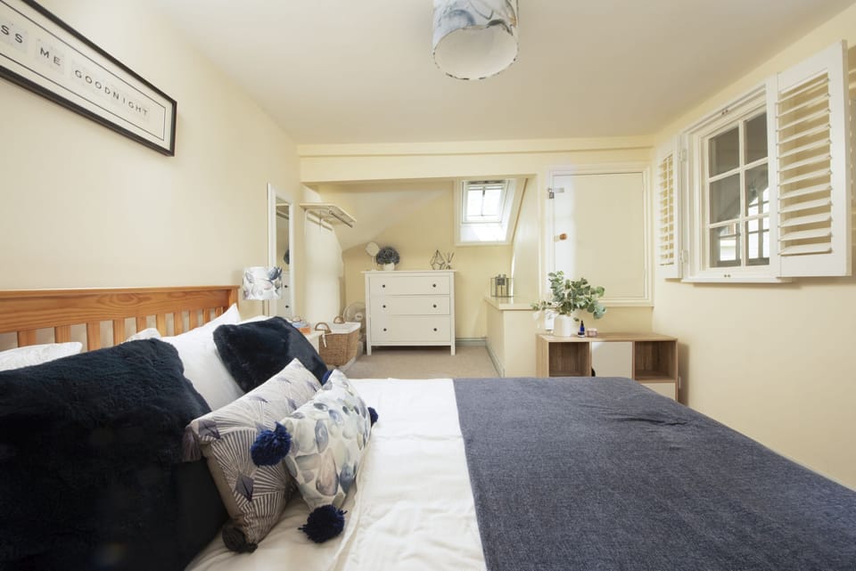 Bedroom with storage - Bessie Ellen's Cottage
