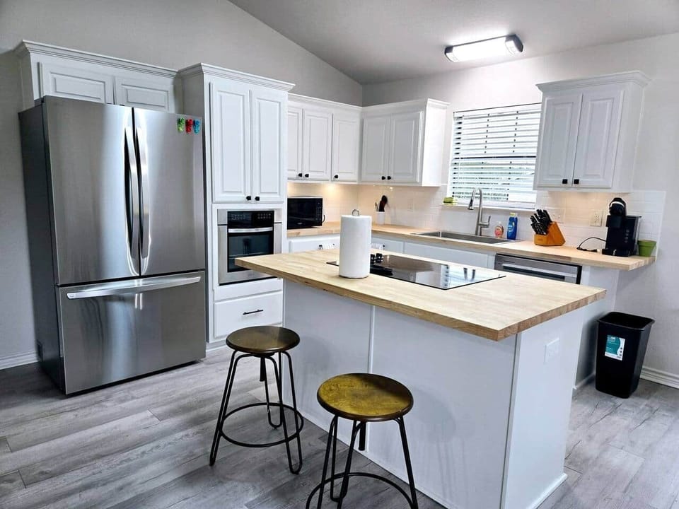Kitchen with bar 