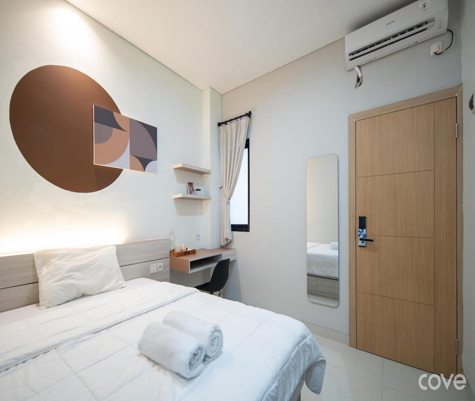 Desk, free WiFi, bed sheets