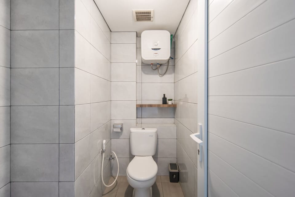 Premium Suite | Bathroom | Free toiletries, towels, soap, shampoo