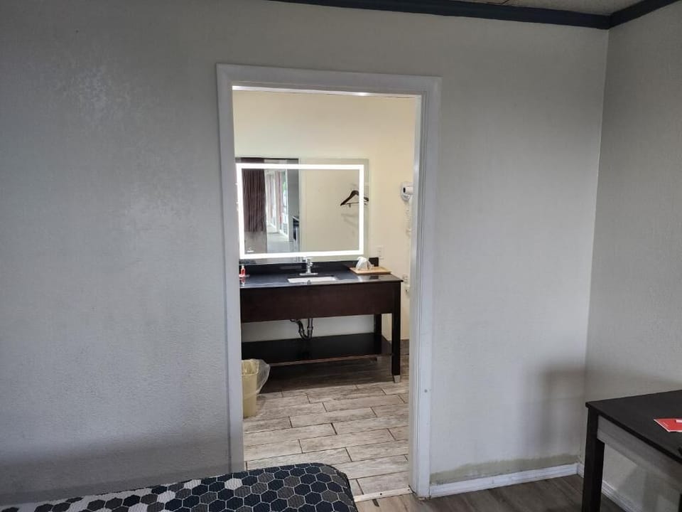 Deluxe Single Room, Mountain View | Bathroom | Hair dryer, towels, soap, shampoo
