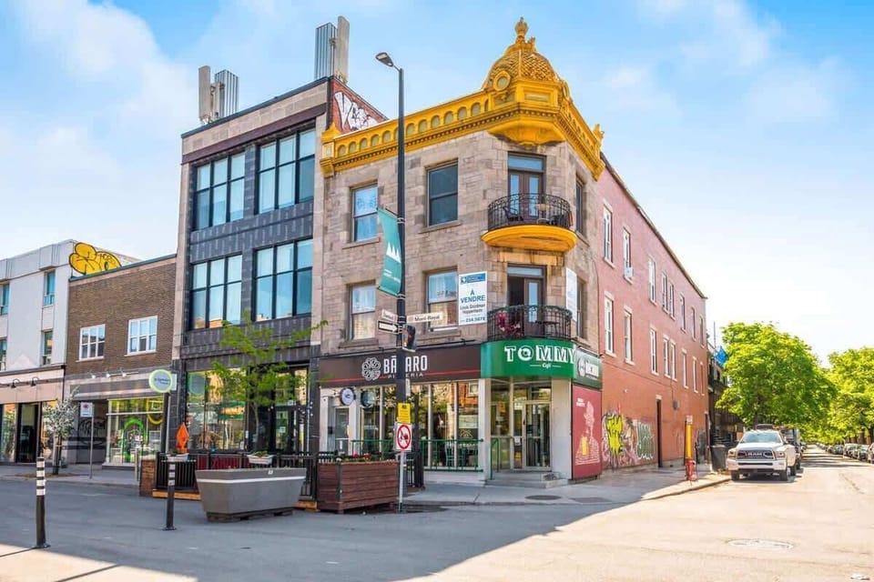 The apartment building has a Tommy's Café downstairs - the best café in the neighborhood!