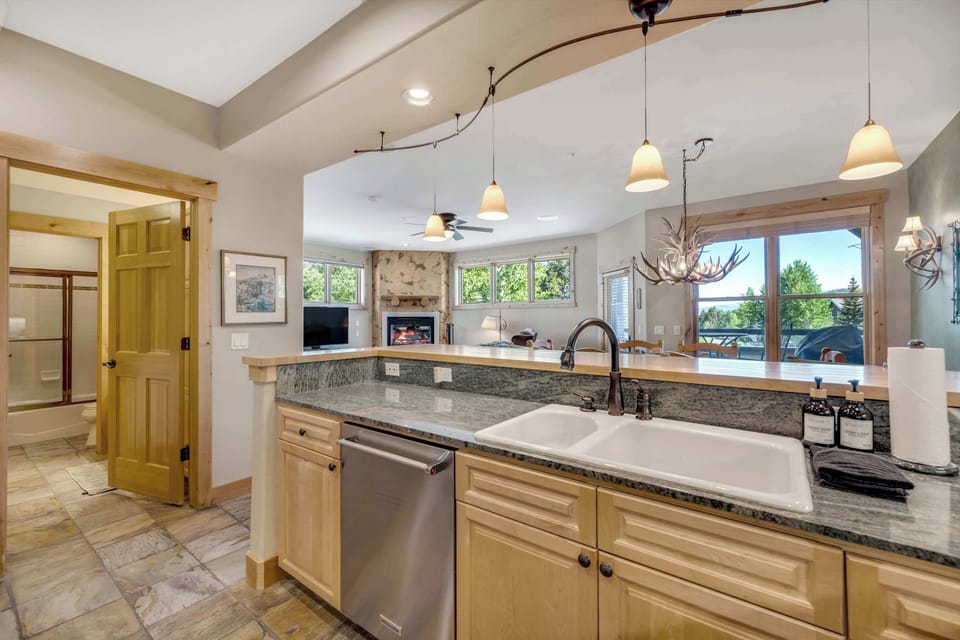 Kitchen: Drip coffee maker, espresso machine, blender, cooking utensils, tableware