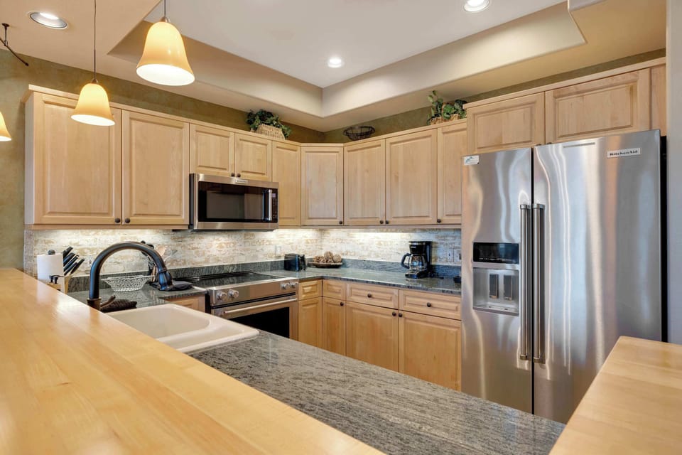 Kitchen: Drip coffee maker, espresso machine, blender, cooking utensils, tableware